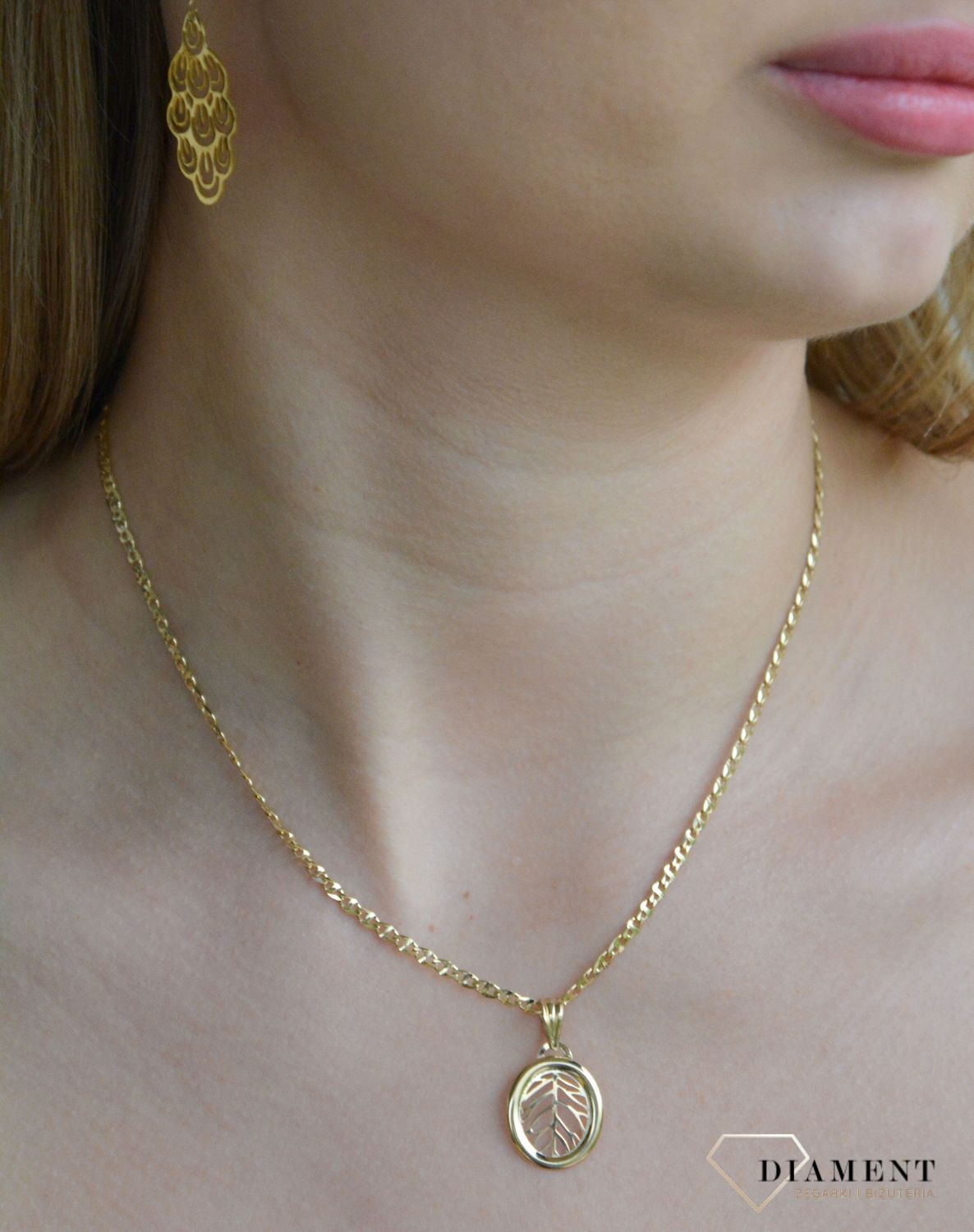 Złota zawieszka damska 585 owalna z ażurowym wypełnieniem ZA 7538.jpg